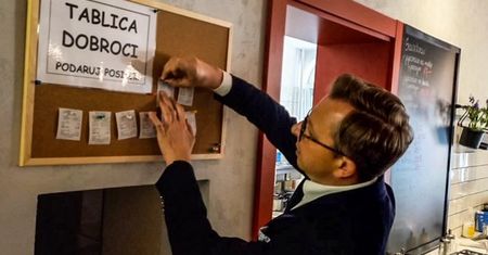 Poszedł do baru w Kościerzynie. Zobaczył, co ludzie robią z paragonami