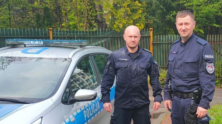 Po lewej aspirant Mariusz Gawlik.