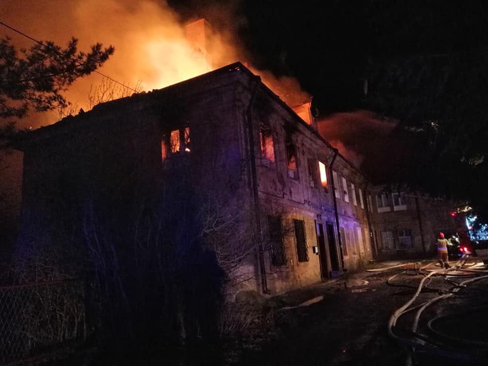 Problem z instalacją elektryczną i sucha choinka doprowadziły do tragedii. Ojciec i dwóch synów zginęli w pożarze