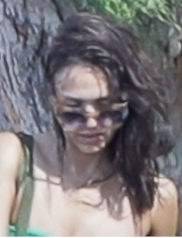 42-letnia Jessica Alba relaksuje się z trójką dzieci na hawajskiej plaży