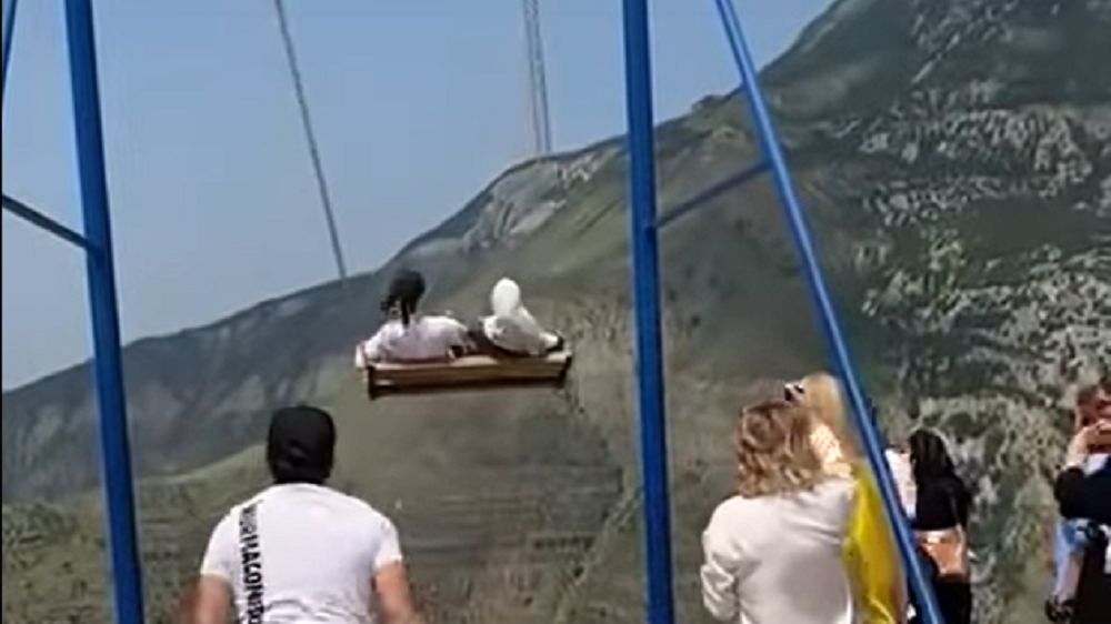 Kobiety spadły z huśtawki umocowanej nad przepaścią 