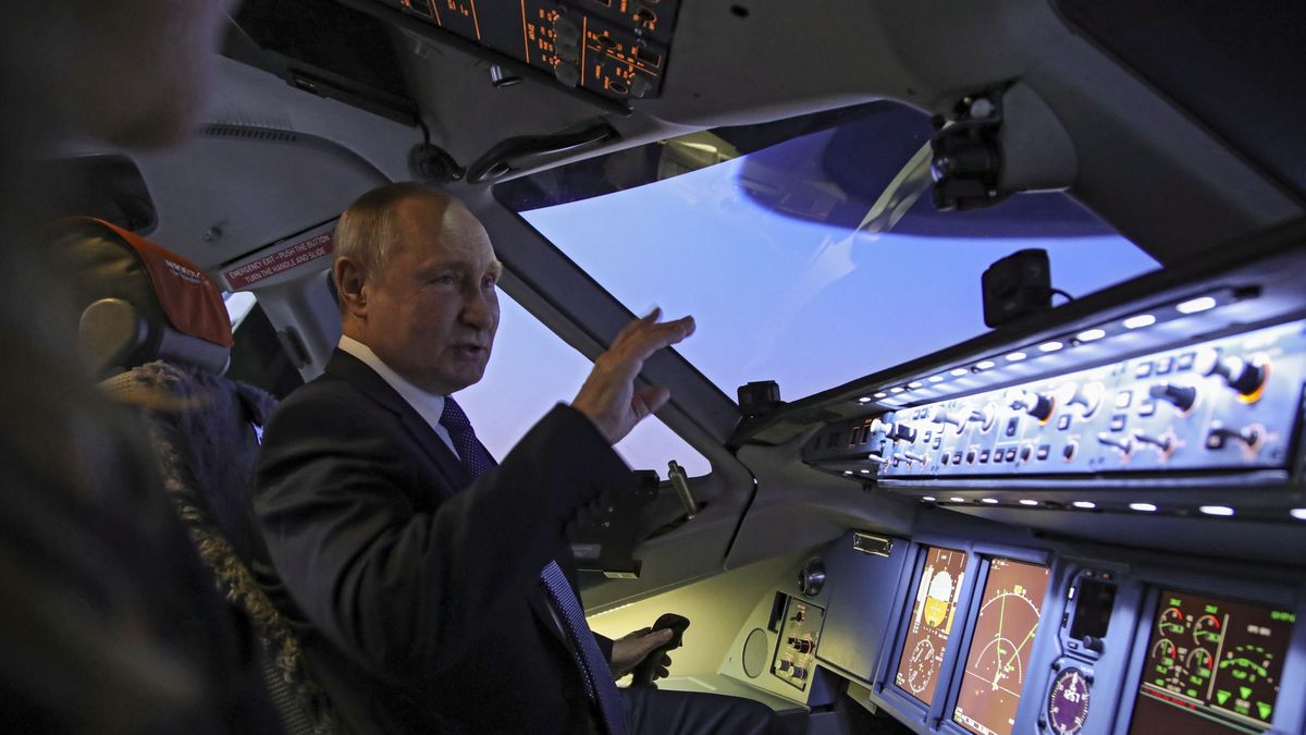 Na zdjęciu Władimir Putin w kabinie pilotów w samolocie Aeroflotu