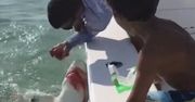 Rekin odgryzł mu palec na oczach dziecka. Wszystko widać na nagraniu wideo