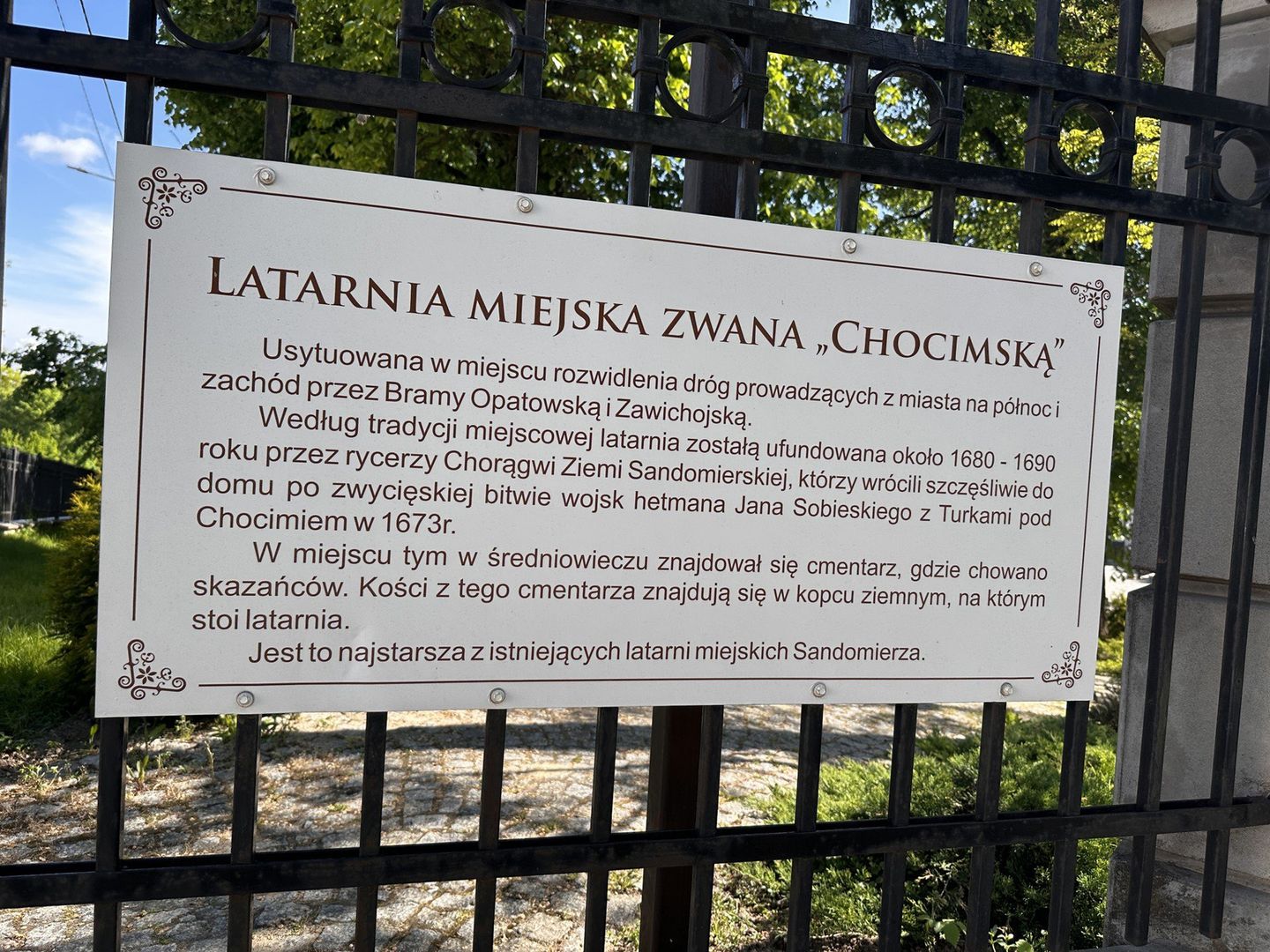 Latarnia stoi przy Hotelu Sarmata, gdzie na bramie można przeczytać o jej historii. 