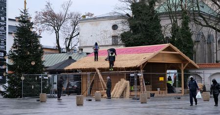 Przygotowania do świąt Bożego Narodzenia w Lublinie. Trwa montaż szopki bożonarodzeniowej przed Pedetem [ZDJĘCIA]