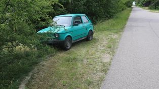 Przy maluchu leżał pijany pasażer. Kierowca zdołał dojść do ogrodzenia