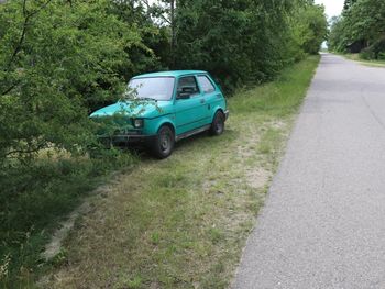 Przy maluchu leżał pijany pasażer. Kierowca zdołał dojść do ogrodzenia