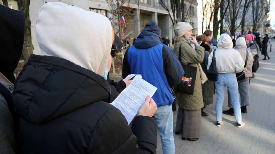 Kolejki po paszporty
Fot. Wojciech Olkusnik/East News, Warszawa, 01.03.2022. Kolejka do biura paszportowego przy Kruczej. Warszawiacy wyrabiaja i odswiezaja dokumenty, w zwiazku z wojna na Ukrainie.
Wojciech Olkusnik