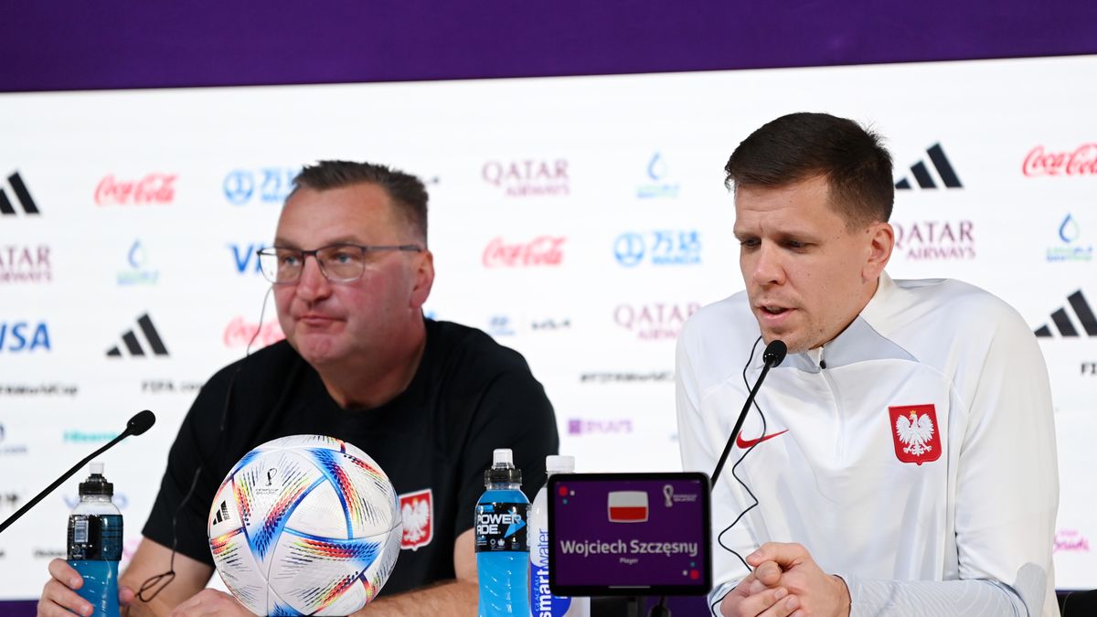 DOHA, QATAR - NOVEMBER 21: Czeslaw Michniewicz,(L) Head Coach of Poland, reacts next to Wojciech Szczesny of Poland during the Poland Press Conference at Main Media Centre on November 21, 2022 in Doha, Qatar. (Photo by Michael Regan - FIFA/FIFA via Getty Images)