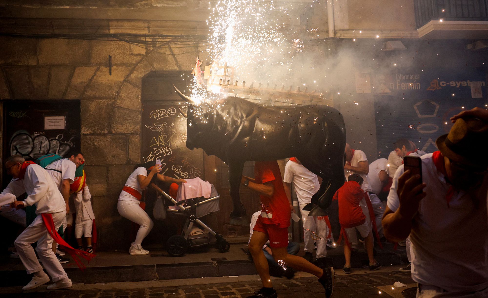 Zdjęcia z festiwalu San Fermin w Pampelunie. Byki poturbowały ludzi 3