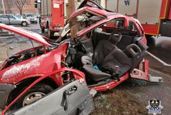 Wałbrzych. 16-latek rozbił auto na słupie. Na fotelu pasażera siedział o 3 lata młodszy nastolatek