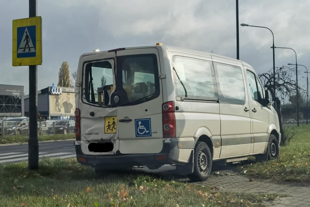 Scania uderzyła w tył busa do przewozu osób niepełnosprawnych na al. Tysiąclecia