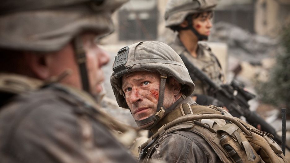 Aaron Eckhart w "Inwazja: Bitwa o Los Angeles"