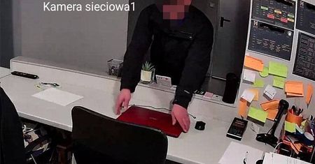 Chodził po budynku pod pozorem sprzedaży perfum. Ukradł laptopa. Rozpoznajesz go?