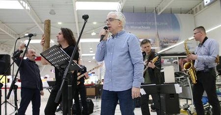 Jazzowy koncert na lubelskim lotnisku. Prezes i pracownicy na instrumentach (zdjęcia)