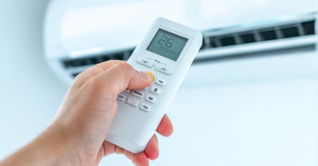 Wyrzuć wiatrak. Klimatyzacja split z montażem tańsza niż rok temu