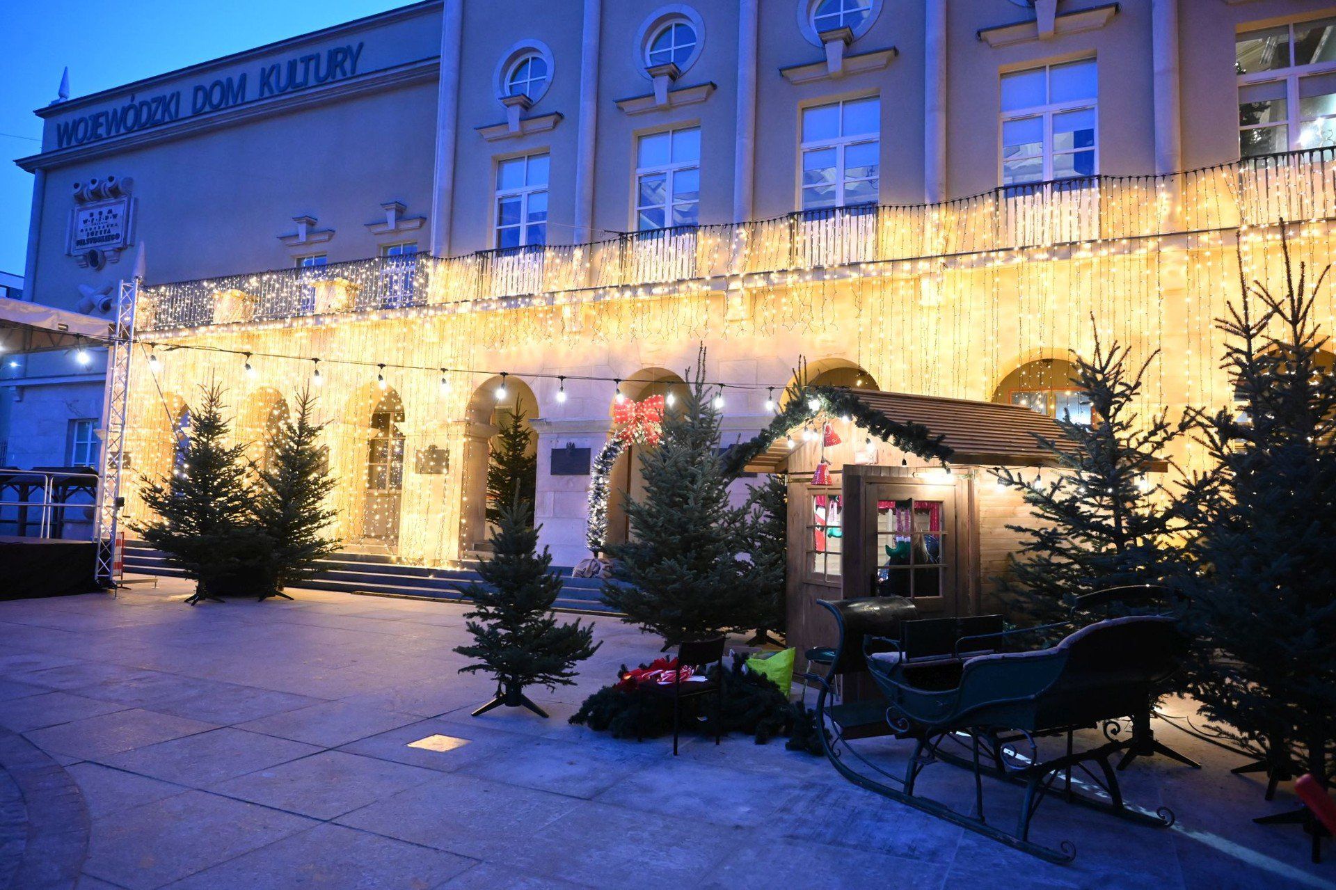 Przed Wojewódzkim Domem Kultury zapanowała świateczna atmosfera.