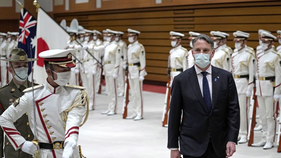 Australian Deputy Prime Minister and Defense Minister Richard Marles (R) reviews an honor guard ceremony, prior to Japan-Australia bilateral defense meeting at the Japanese Ministry of Defense in Tokyo, Japan, 15 June 2022. EPA/Shuji Kajiyama / POOL Dostawca: PAP/EPA.