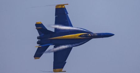Blue Angels: niski przelot nad Pensacola Beach bez kary