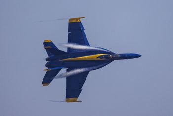 Pilot Blue Angels nastraszył plażowiczów. Kary nie będzie