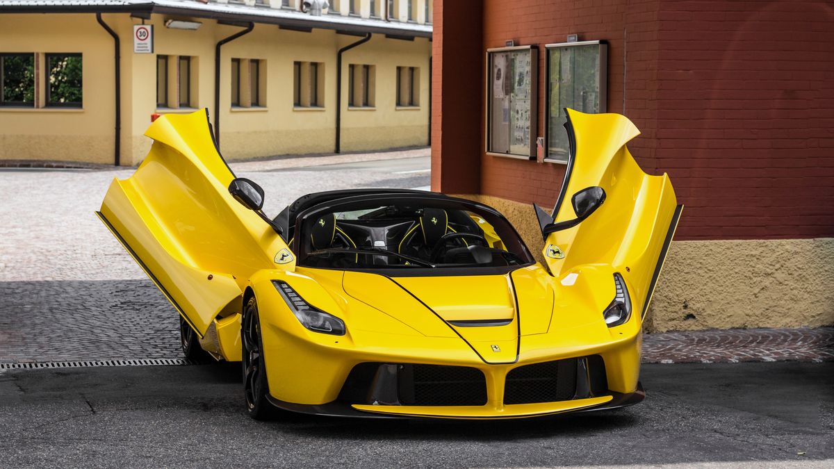 LaFerrari Aperta z podniesionymi drzwiami wygląda, jakby się puszyło. Zupełnie, jak robi to Ferrari.