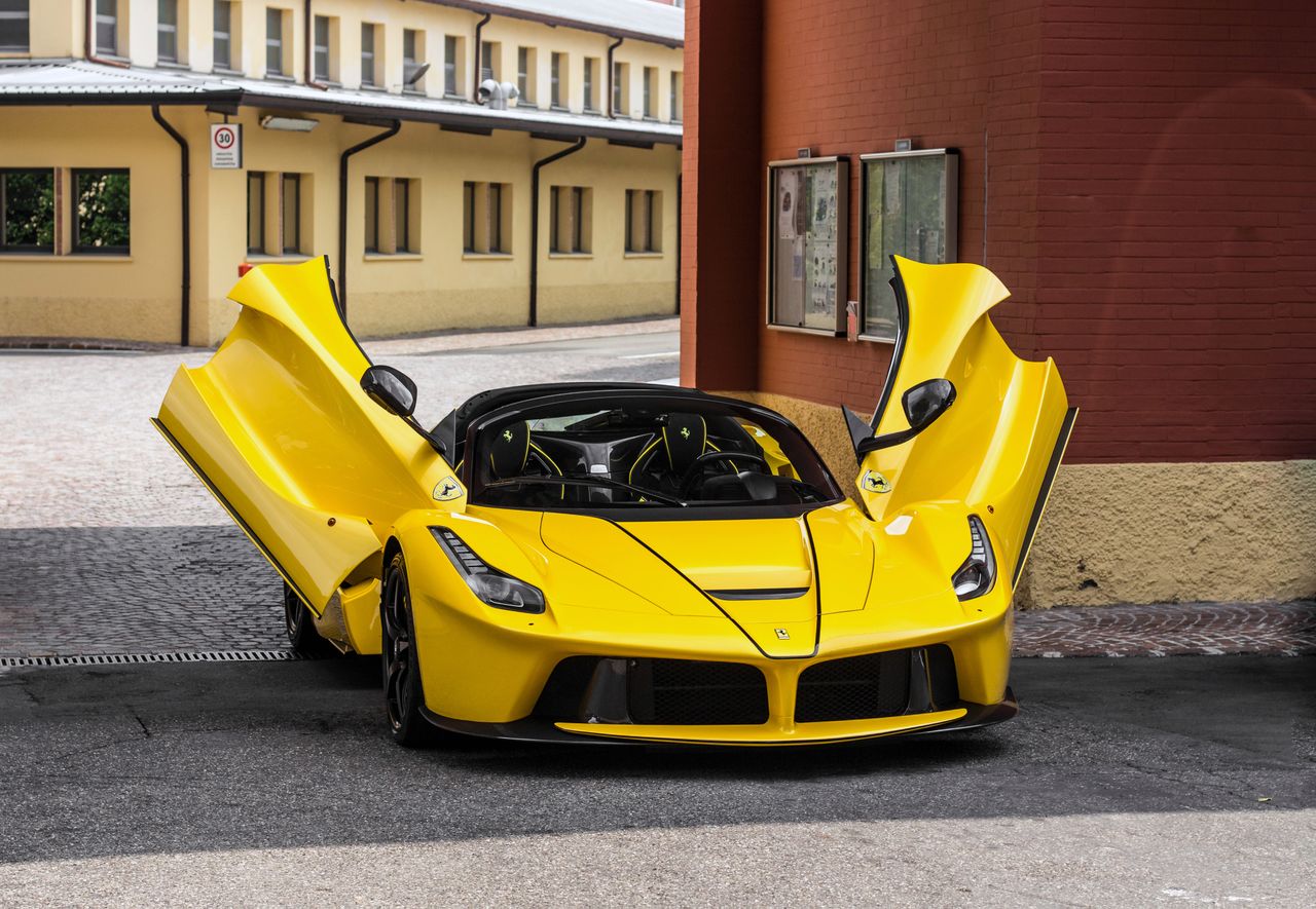 LaFerrari Aperta z podniesionymi drzwiami wygląda, jakby się puszyło. Zupełnie, jak robi to Ferrari.