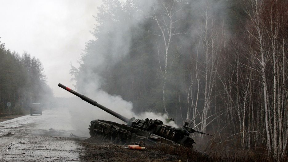 Rosja zaatakowa?a Ukrain?Smoke rises from a Russian tank destroyed by the Ukrainian forces on the side of a road in Lugansk region on February 26, 2022. - Russia on February 26 ordered its troops to advance in Ukraine "from all directions" as the Ukrainian capital Kyiv imposed a blanket curfew and officials reported 198 civilian deaths. (Photo by Anatolii Stepanov / AFP)ANATOLII STEPANOV