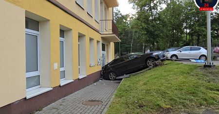 Ford potrącił dwie osoby i uszkodził budynek szpitala. Nie żyje 42-latka