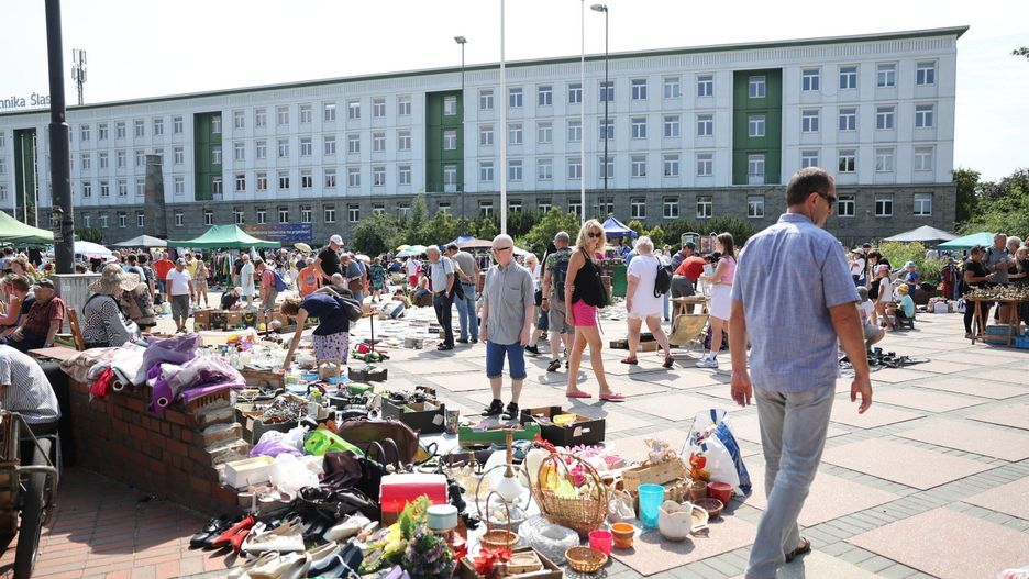 Plac Krakowski służy różnym celom, od sylwestrowej zabawy po wyprzedaż garażową