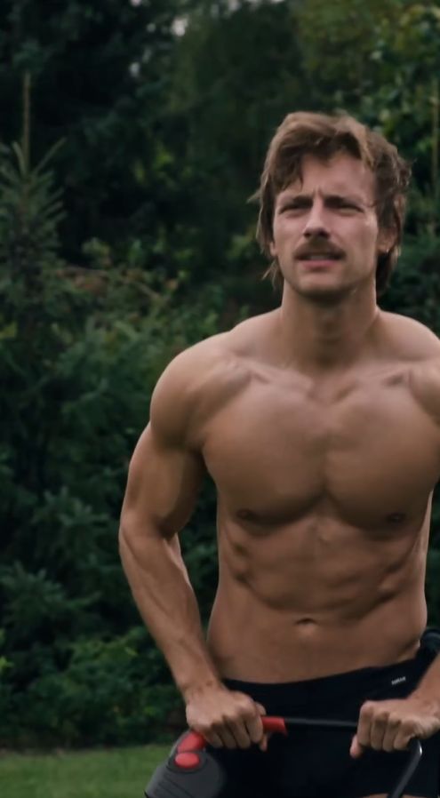 Maciej Musiał w reklamie bielizny