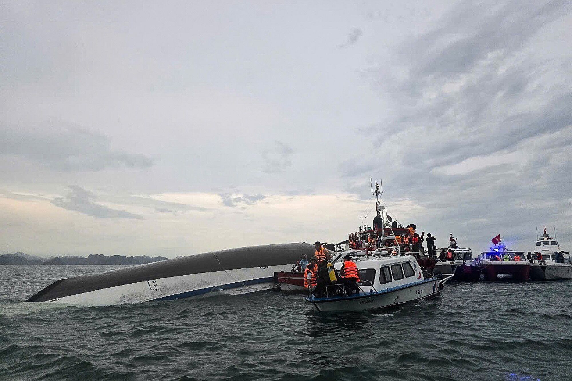 A handout photo made available by Vietnam News Agency shows rescuers searching for victims after a tourist boat capsized in Ha Long Bay, Quang Ninh province, Vietnam, 19 July 2025. At least 18 people died and several are missing after a tourist boat carrying 53 people onboard capsized in Ha Long Bay on 19 July, according to state media. EPA/VIETNAM NEWS AGENCY /HANDOUT VIETNAM OUTHANDOUT EDITORIAL USE ONLY/NO SALES Dostawca: PAP/EPA.