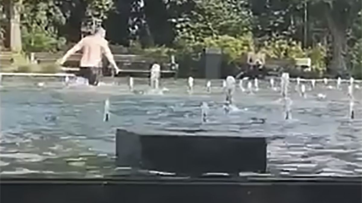 W Legnicy mężczyzna wykonywał akrobacje w miejskiej fontannie