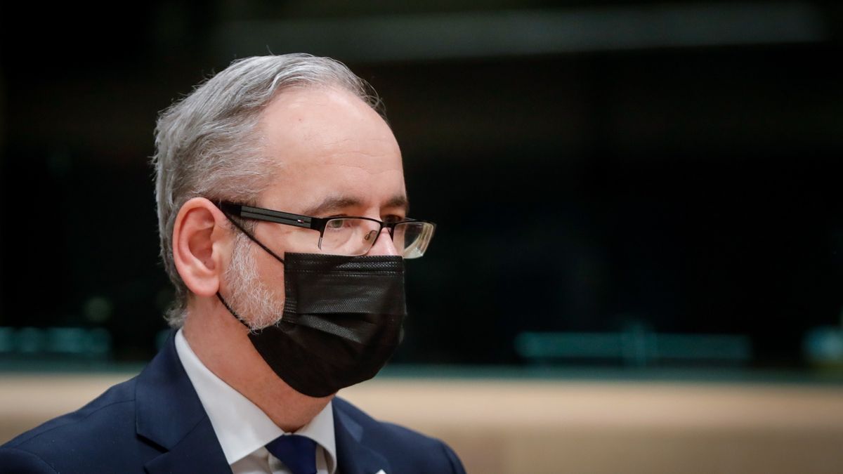 Minister zdrowia Adam Niedzielski ogłosił zaostrzenie obostrzeń pandemicznych. 