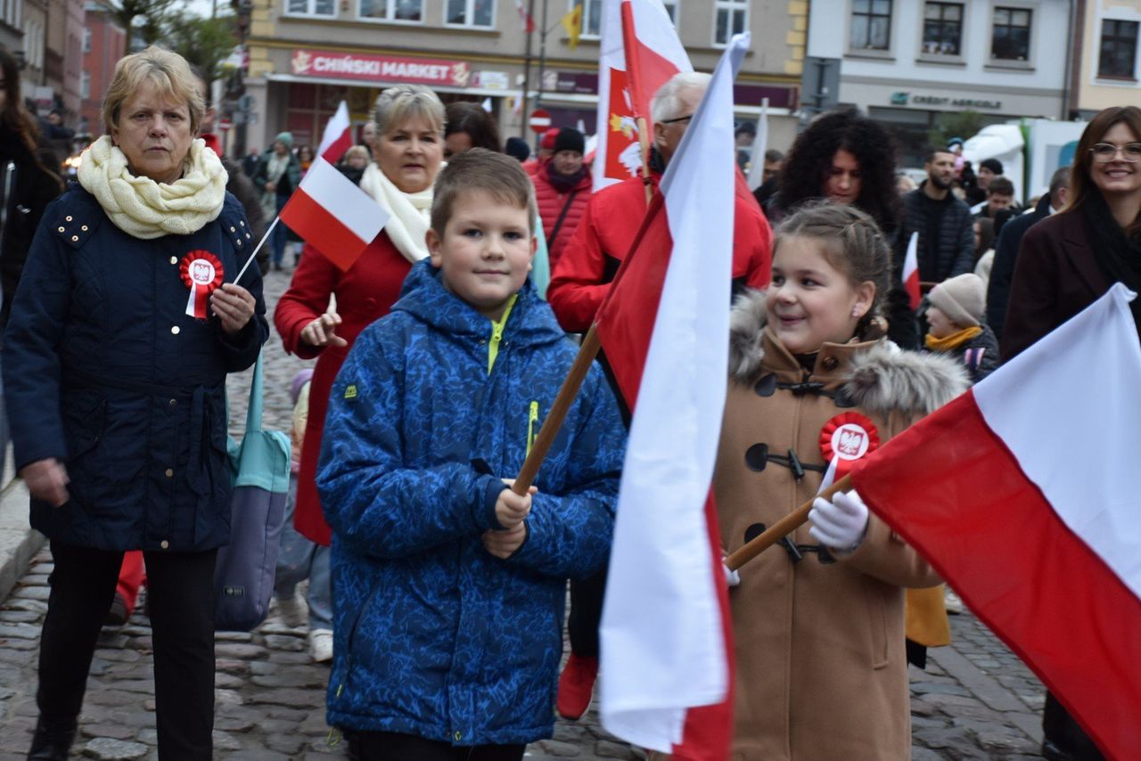 Starogard: Z dumą przypięte biało-czerwone kotyliony i niesione polskie flagi. Ulicami przeszedł Marsz ku Wolności