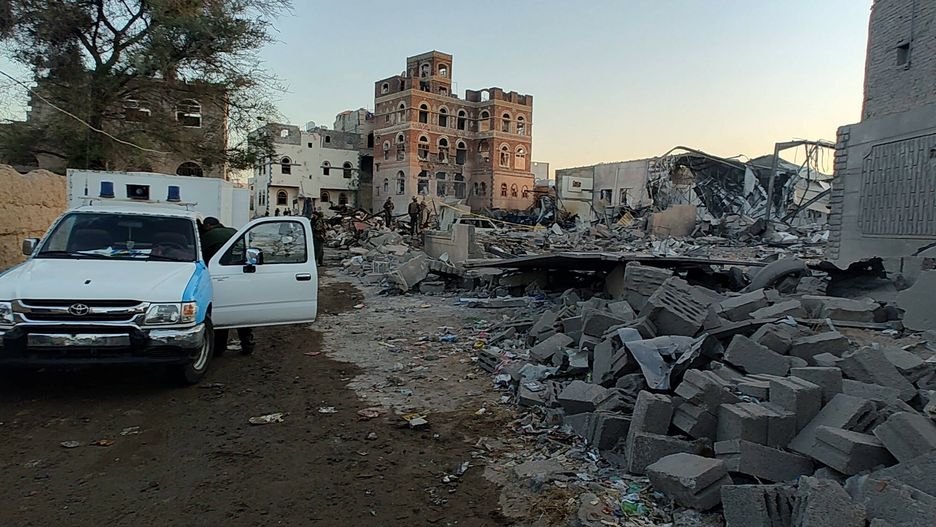 Amerykanie zaatakowali rebeliant�w Huti w Jemenie
People inspect the damage around an event hall struck by US airstrikes in Sana a, Yemen, 20 March 2025. US airstrikes struck a targeted event hall in a neighborhood of Sana a, damaging nearby buildings and wounding at least seven women and two children, amid heightened tensions between the Houthis and the United States over Houthi attacks on shipping in waters around Yemen, according to Houthi-run Al-Masirah TV Copyright: xx
IMAGO