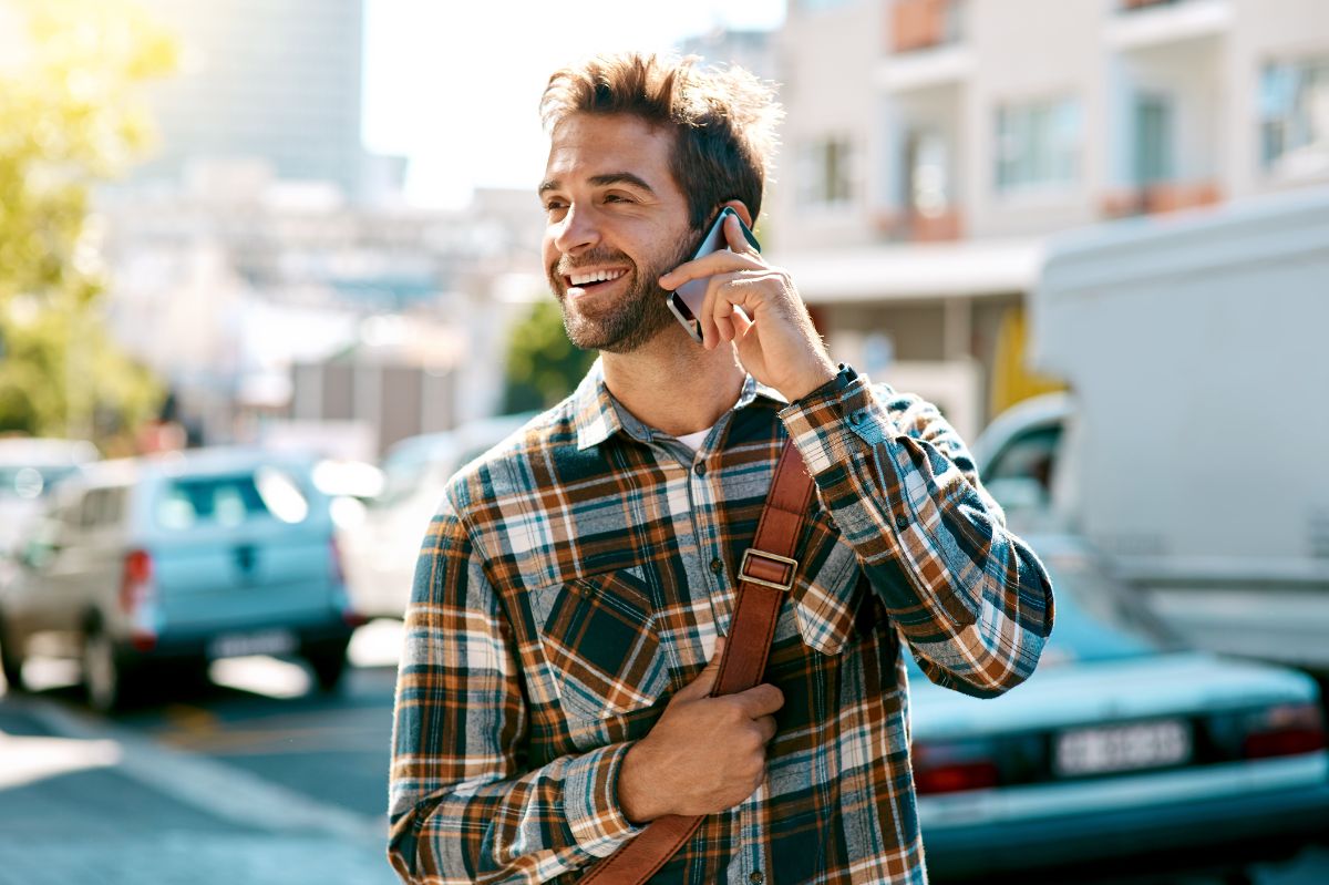 Facet rozmawia przez telefon na ulicy
