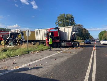 Tragiczny wypadek pod Lublinem. Zginął kierowca ciężarówki wiozącej jabłka