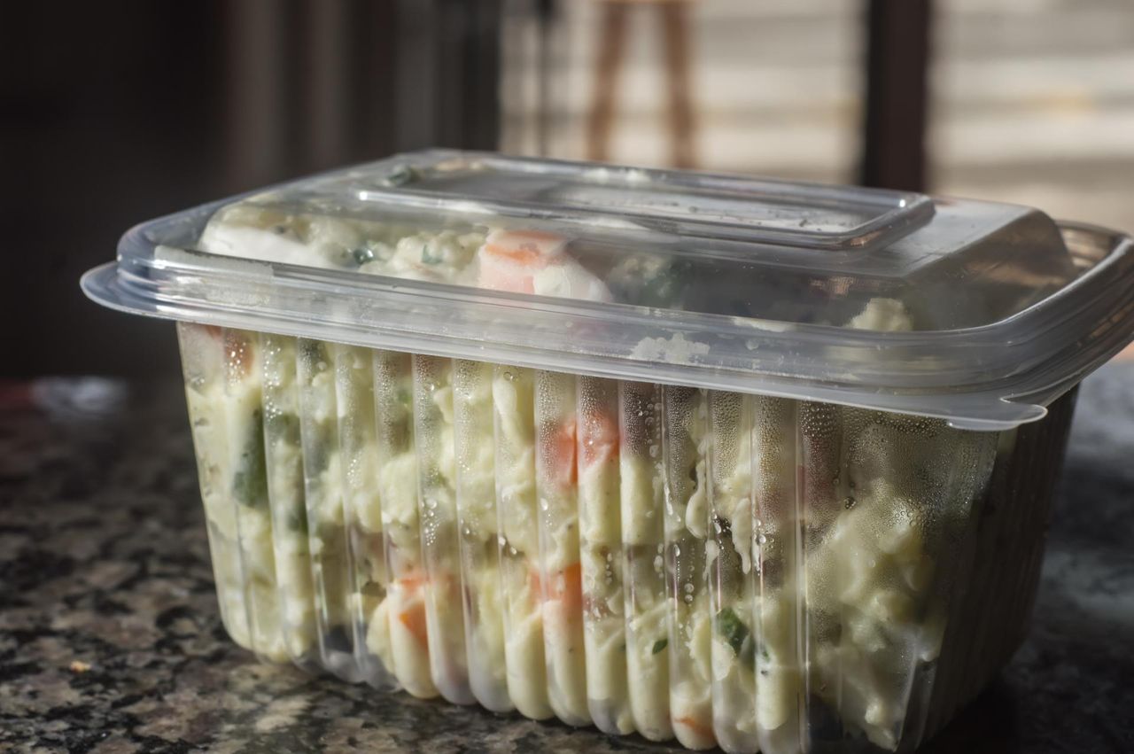 Szybciej się psuje i szkodzi jelitom. Polacy nagminnie popełniają ten błąd