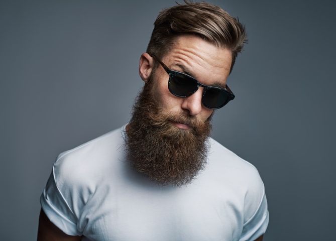 Jak zagęścić brodę? Mężczyźni chcący zapuścić zarost powinni włączyć do jadłospisu odpowiednie witaminy i składniki mineralne.