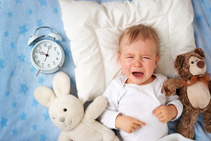 Przestawienie godzin snu dziecka może spowodować, że przez jakiś będzie bardziej drażliwe i niespokojne.