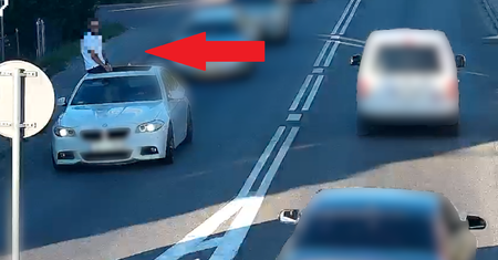 Ludzie przecierali oczy ze zdumienia. Pasażer jechał na dachu BMW