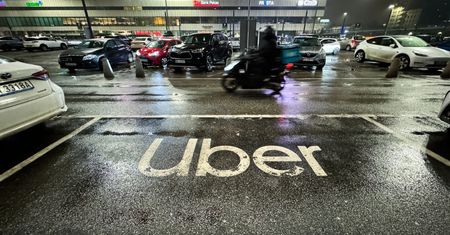 Pierwsze mandaty za brak polskiego prawa jazdy. "Uber nie będzie płacić za kierowców"