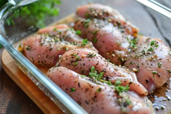 Filet z kurczaka piecz w takiej temperaturze. Zachowa soczystość, będzie miękki i delikatny