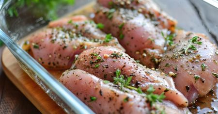 Filet z kurczaka piecz w takiej temperaturze. Zachowa soczystość, będzie miękki i delikatny
