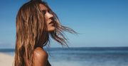 Słońce, wiatr i morska bryza? SUPER! Ale nie dla twoich włosów. Sprawdź, jak zadbać o nie latem