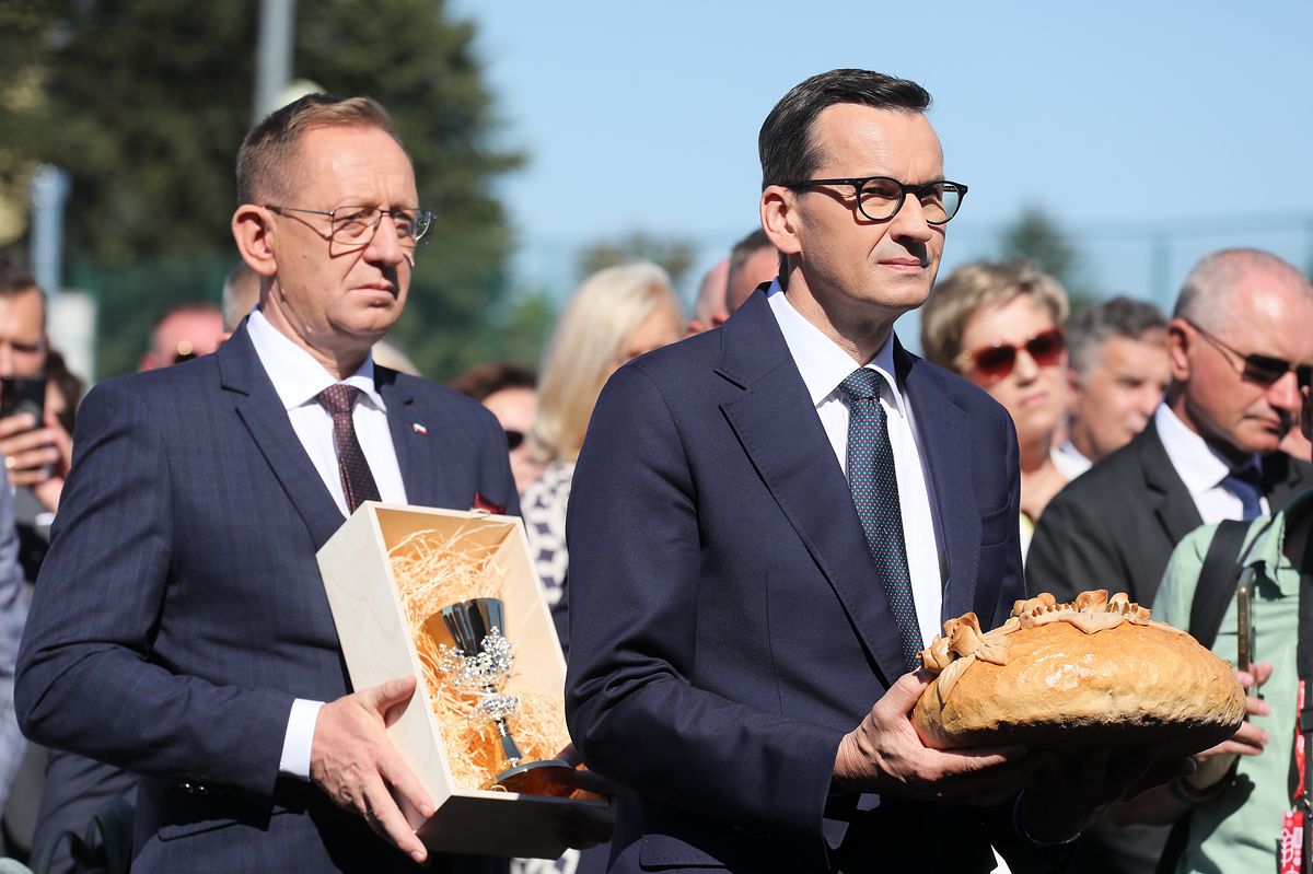 Wybory 2023. Premier Mateusz Morawiecki  i minister rolnictwa  Robert Telus zabiegali o frekwencję w małych gminach. Teraz trzeba zapłacić