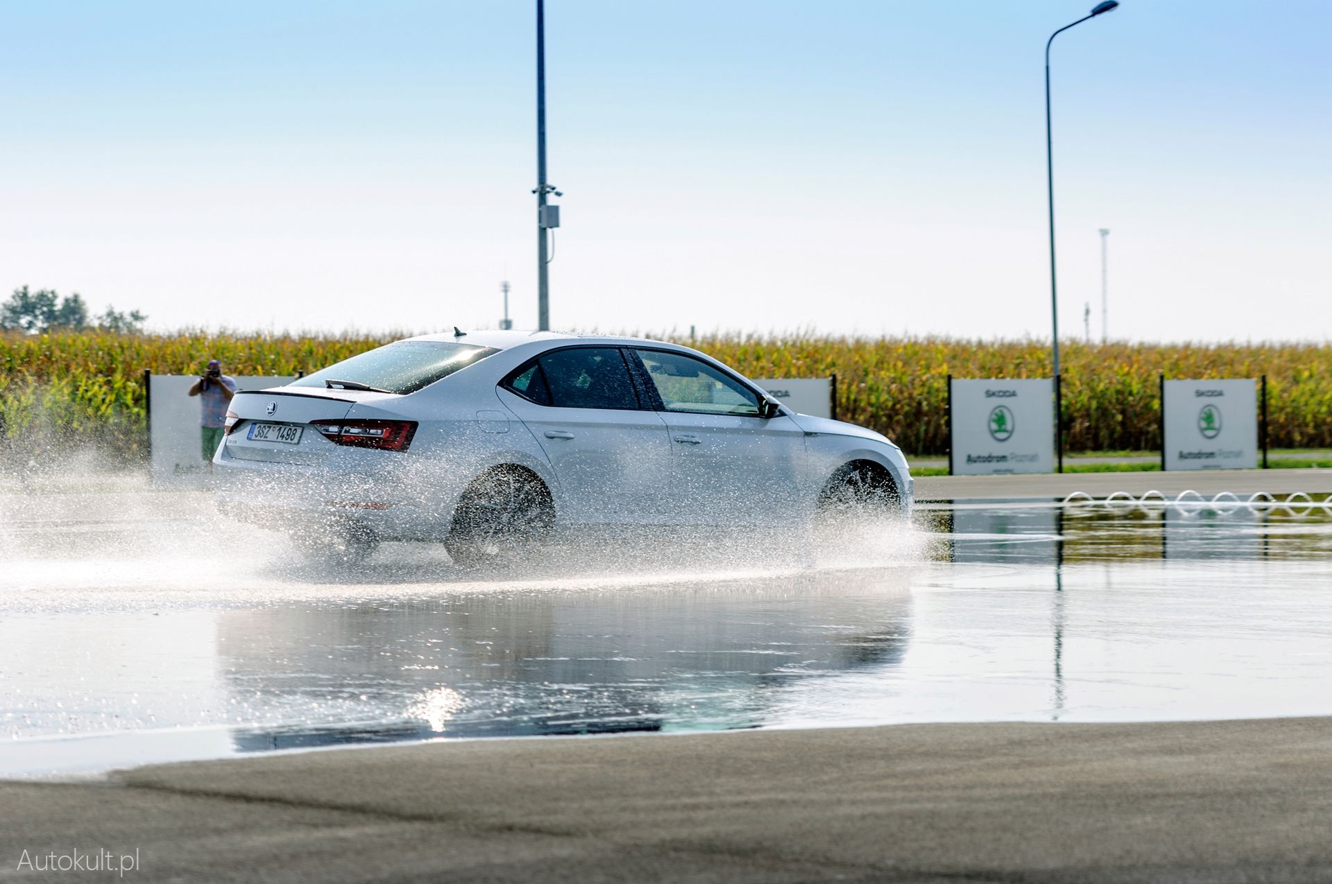 Škoda Superb na płycie poślizgowej z szarpakiem