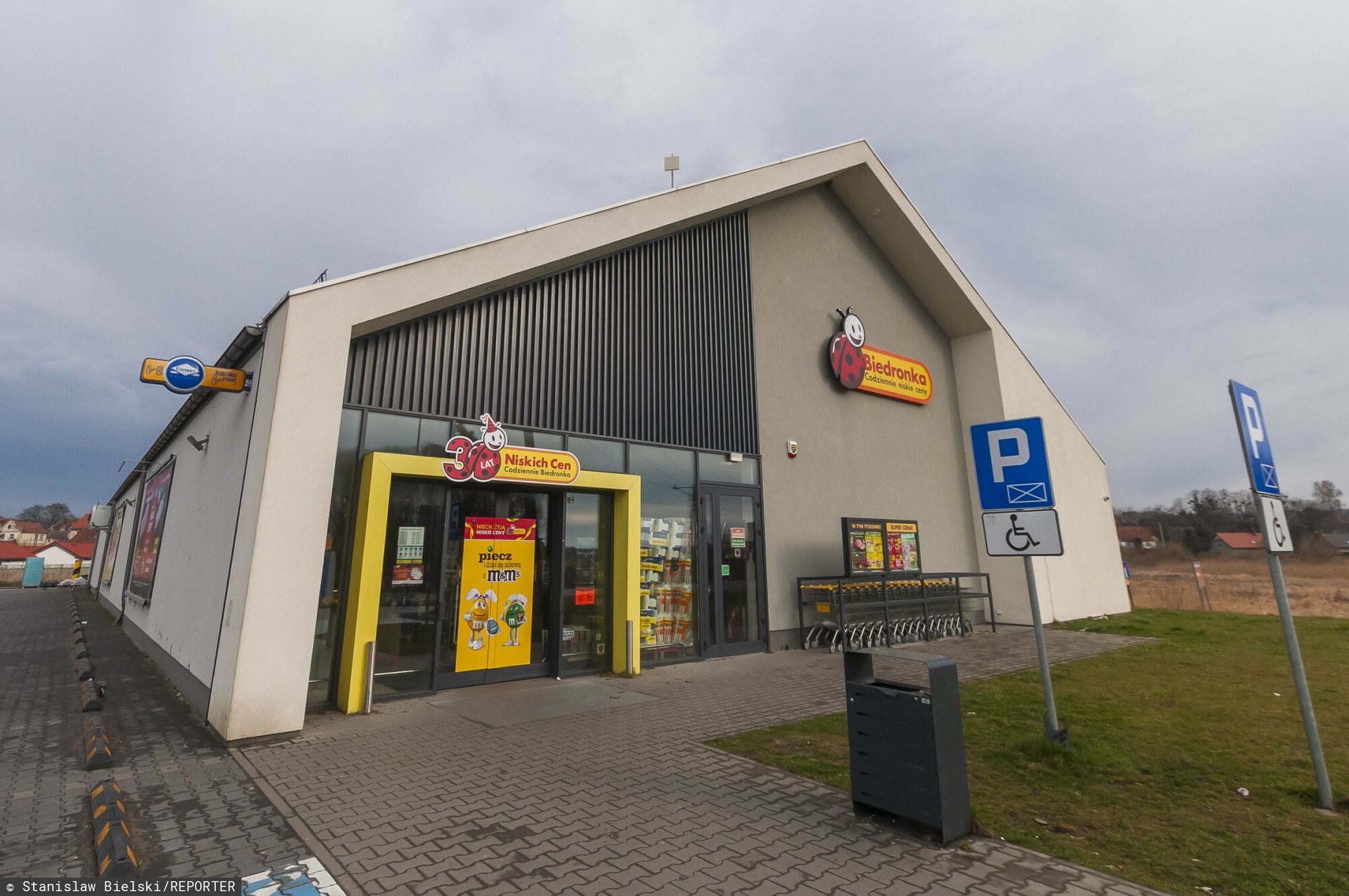 Biedronka: Kontrowersyjne premie