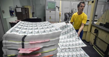 Rosja: bank centralny będzie ograniczać operacje banków w dolarach i euro