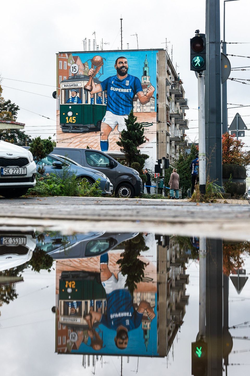 Odsłonięcie muralu na budynku MPK w Poznaniu z wizerunkiem Mikaela Ishaka, kapitana Lecha Poznań
